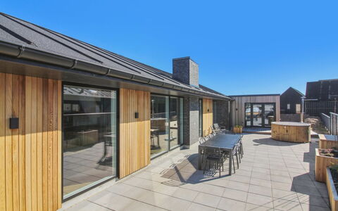 Esme - 400M from the Sea: Decke, Flooring, Interior Design, Fussboden, Verbundwerkstoff, Möbel, Resort, Hotel, Design, Daylighting