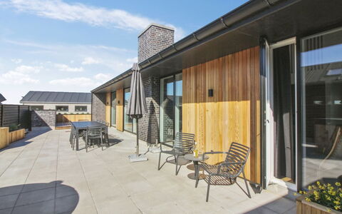 Esme - 400M from the Sea: Decke, Flooring, Interior Design, Fussboden, Verbundwerkstoff, Möbel, Resort, Hotel, Design, Daylighting
