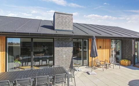 Esme - 400M from the Sea: Decke, Flooring, Interior Design, Fussboden, Verbundwerkstoff, Möbel, Resort, Hotel, Design, Daylighting