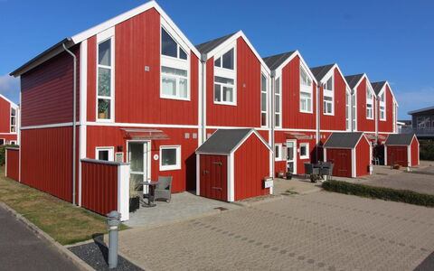 Rikhard - 800M from the Sea: Die Architektur, Wohngebiet, Zuhause, Abstellgleis, Dach, Schiebefenster, Vorort, Parkplatz, Auffahrt, Garten