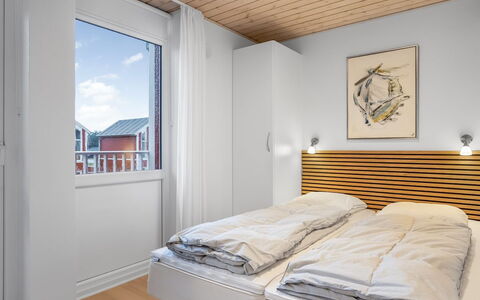 Rikhard - 800M from the Sea: Holz, Interior Design, Decke, Bett, Schlafzimmer, Möbel, Fussboden, Flooring, Zimmer, Bettrahmen