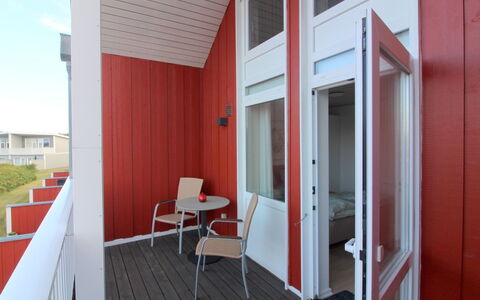 Rikhard - 800M from the Sea: Holz, Fussboden, Tür, Holzbeize, Hartholz, Farbe, Daylighting, Planke, Holzboden, Balkon