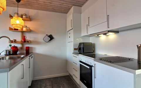 Rikhard - 800M from the Sea: Küchengerät, Küche, Countertop, Möbel, Interior Design, Cabinetry, Flooring, Major Appliance, Wand, Haushaltsgerät