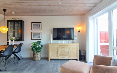 Rikhard - 800M from the Sea: Möbel, Interior Design, Flooring, Wand, Fussboden, Holz, Decke, Wohnzimmer, Zimmer, Tabelle