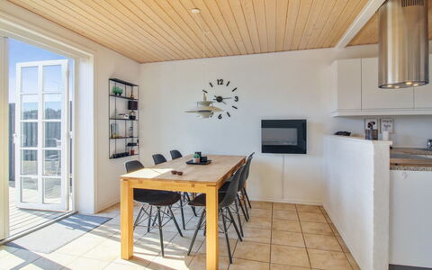 Alessandra - 500M from the Sea: Möbel, Flooring, Interior Design, Fussboden, Holz, Decke, Tabelle, Holzboden, Stuhl, Küche & Esszimmer Tisch