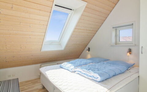 Alessandra - 500M from the Sea: Holz, Flooring, Fussboden, Interior Design, Decke, Schlafzimmer, Zuhause, Bett, Möbel, Zimmer