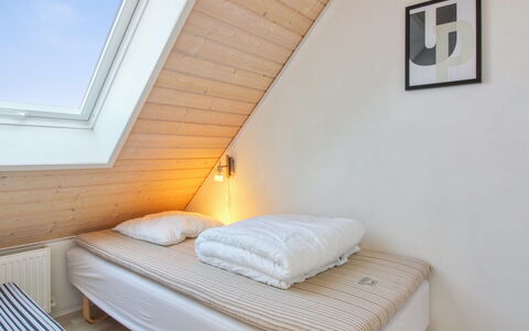 Alessandra - 500M from the Sea: Bett, Schlafzimmer, Holz, Fussboden, Flooring, Interior Design, Decke, Bettdecke, Bedding, Bettrahmen