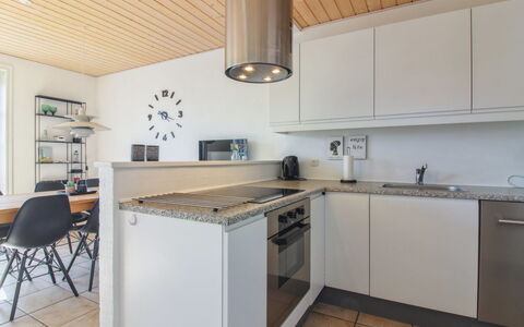 Alessandra - 500M from the Sea: Countertop, Küche, Interior Design, Möbel, Flooring, Küchengerät, Cabinetry, Fussboden, Holz, Major Appliance