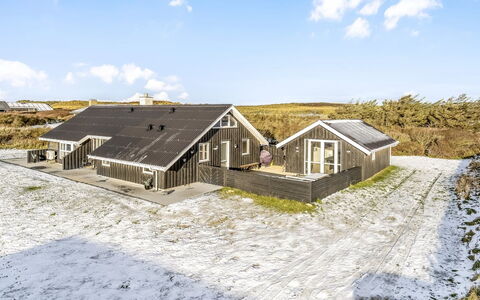 Iida - 100M from the Sea: Blau, Strauch, Hütte, Ground, Garten, Estate, Schatten, Landscaping, Bauernhaus, Eco Hotel