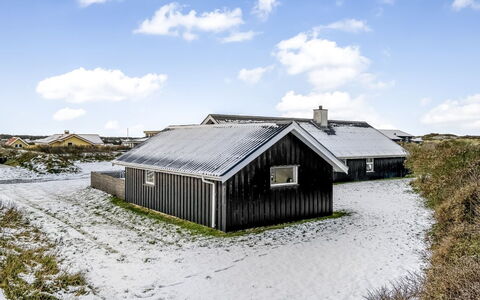 Iida - 100M from the Sea: Blau, Strauch, Hütte, Ground, Garten, Estate, Schatten, Landscaping, Bauernhaus, Eco Hotel