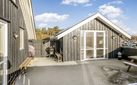 Iida - 100M from the Sea: Blau, Strauch, Hütte, Ground, Garten, Estate, Schatten, Landscaping, Bauernhaus, Eco Hotel