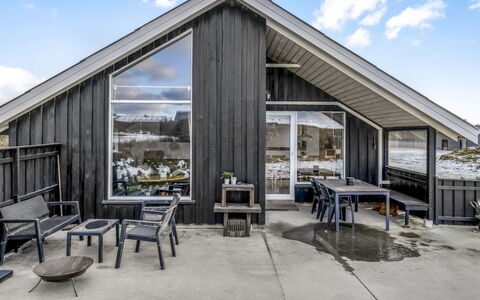 Iida - 100M from the Sea: Blau, Strauch, Hütte, Ground, Garten, Estate, Schatten, Landscaping, Bauernhaus, Eco Hotel