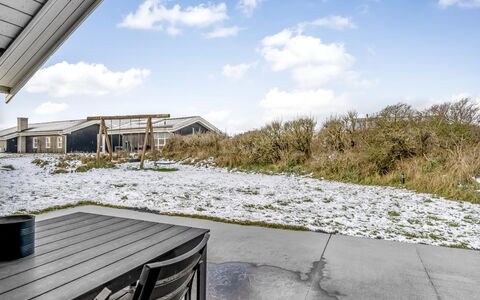 Iida - 100M from the Sea: Blau, Strauch, Hütte, Ground, Garten, Estate, Schatten, Landscaping, Bauernhaus, Eco Hotel