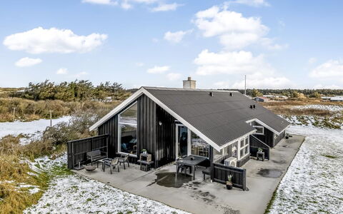 Iida - 100M from the Sea: Blau, Strauch, Hütte, Ground, Garten, Estate, Schatten, Landscaping, Bauernhaus, Eco Hotel