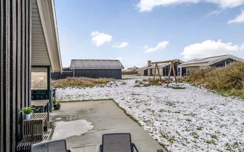 Iida - 100M from the Sea: Blau, Strauch, Hütte, Ground, Garten, Estate, Schatten, Landscaping, Bauernhaus, Eco Hotel