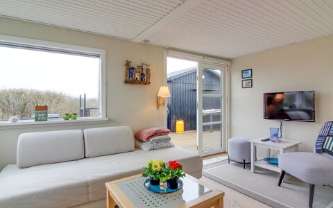 Edvia - 300M from the Sea: Möbel, Interior Design, Flooring, Holz, Fussboden, Decke, Holzboden, Stuhl, Tabelle, Beleuchtung