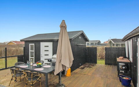 Edvia - 300M from the Sea: Möbel, Interior Design, Flooring, Holz, Fussboden, Decke, Holzboden, Stuhl, Tabelle, Beleuchtung