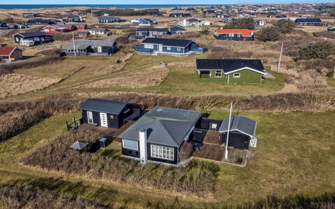 Edvia - 300M from the Sea: Möbel, Interior Design, Flooring, Holz, Fussboden, Decke, Holzboden, Stuhl, Tabelle, Beleuchtung