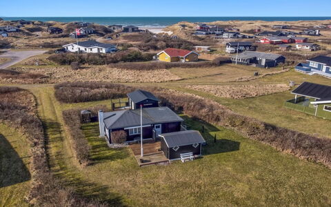 Edvia - 300M from the Sea: Möbel, Interior Design, Flooring, Holz, Fussboden, Decke, Holzboden, Stuhl, Tabelle, Beleuchtung