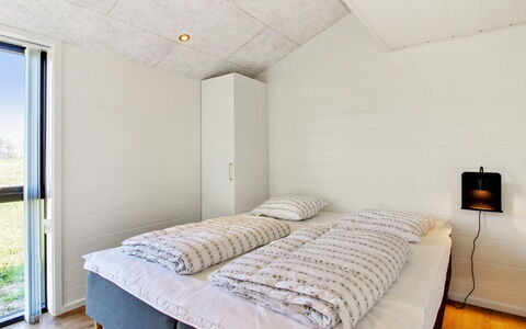 Serey - 1.4Km from the Sea: Decke, Flooring, Fussboden, Schlafzimmer, Zimmer, Bettrahmen, Bett, Bedding, Hartholz, Bettdecke