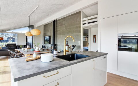 Serey - 1.4Km from the Sea: Küche, Countertop, Flooring, Möbel, Interior Design, Holz, Fussboden, Decke, Cabinetry, Küchengerät