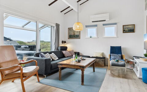 Boris - 250M from the Sea: Möbel, Interior Design, Couch, Flooring, Wohnzimmer, Holz, Decke, Fussboden, Zimmer, Zuhause