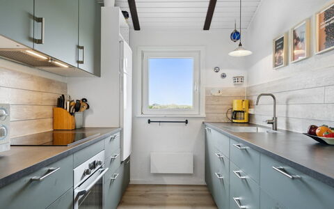 Boris - 250M from the Sea: Küche, Countertop, Küchengerät, Holz, Cabinetry, Major Appliance, Flooring, Interior Design, Haushaltsgerät, Zuhause