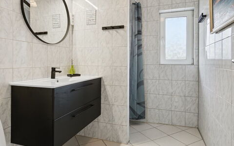 Boris - 250M from the Sea: Flooring, Fussboden, Interior Design, Armatur, Badezimmerschrank, Fliese, Badezimmer, Installation, Sinken, Decke