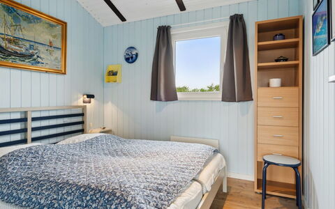 Boris - 250M from the Sea: Holz, Schlafzimmer, Möbel, Bett, Decke, Bettrahmen, Bedding, Hartholz, Holzbeize, Linens