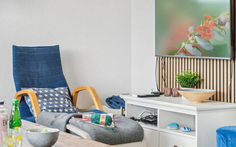 Boris - 250M from the Sea: Möbel, Interior Design, Flooring, Zimmer, Wohnzimmer, Zuhause, Fussboden, Beleuchtung, Textil, Bilderrahmen