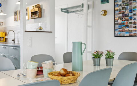 Boris - 250M from the Sea: Möbel, Interior Design, Wand, Stuhl, Tabelle, Esszimmer, Flooring, Küche & Esszimmer Tisch, Zimmer, Beleuchtung