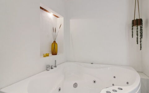 Maiti - 300M from the Sea: Badewanne, Wand, Interior Design, Armatur, Badezimmer, Flooring, Decke, Beleuchtung, Fussboden, Installation