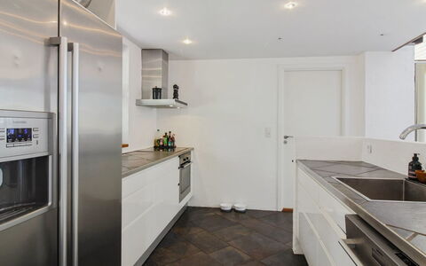 Maiti - 300M from the Sea: Countertop, Küche, Flooring, Interior Design, Küchengerät, Cabinetry, Fussboden, Holz, Major Appliance, Decke
