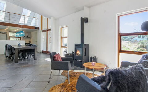 Maiti - 300M from the Sea: Flooring, Holz, Möbel, Interior Design, Fussboden, Decke, Wohnzimmer, Couch, Zimmer, Zuhause