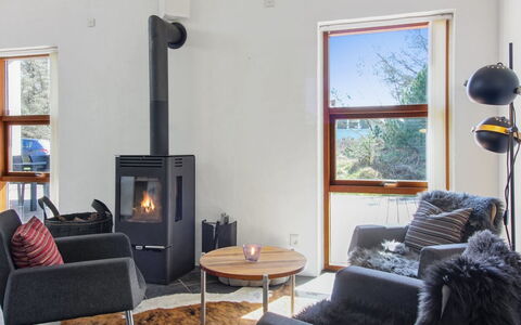 Maiti - 300M from the Sea: Holz, Flooring, Fussboden, Holzofen, Holzboden, Feuerstelle, Wohnzimmer, Hartholz, Holzbeize, Stuhl