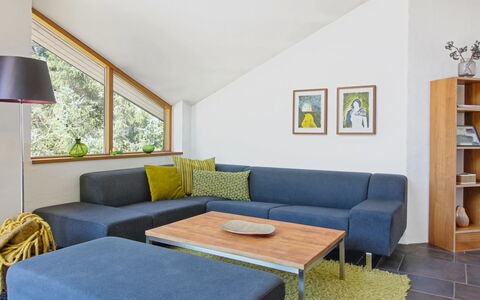 Maiti - 300M from the Sea: Möbel, Interior Design, Couch, Flooring, Fussboden, Holz, Wohnzimmer, Decke, Zuhause, Zimmer