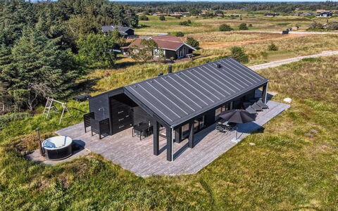 Ascan - 600M from the Sea: Möbel, Interior Design, Flooring, Holz, Fussboden, Decke, Holzboden, Stuhl, Tabelle, Beleuchtung
