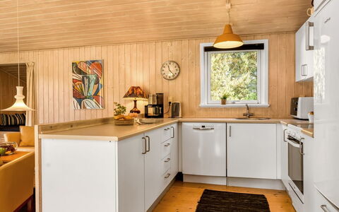 Anelisa - 1.2Km from the Sea: Küche, Küchengerät, Holz, Countertop, Interior Design, Flooring, Major Appliance, Möbel, Decke, Cabinetry