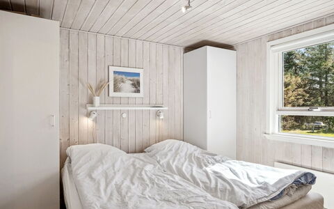 Anelisa - 1.2Km from the Sea: Schlafzimmer, Holz, Bett, Interior Design, Decke, Bettdecke, Bedding, Flooring, Fussboden, Möbel