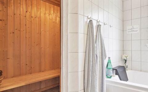 Anelisa - 1.2Km from the Sea: Holz, Flooring, Fussboden, Interior Design, Zimmer, Installation, Armatur, Fliese, Badezimmer, Holzbeize