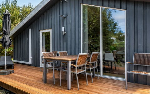 Anelisa - 1.2Km from the Sea: Haus, Zuhause, Tür, Dach, Hütte, Estate, Garten, Schatten, Abstellgleis, Garten