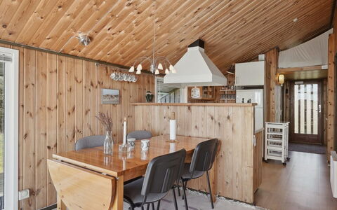 Tianna - 500M from the Sea: Flooring, Interior Design, Holz, Fussboden, Treppe, Decke, Holzbeize, Holzboden, Hartholz, Geländer