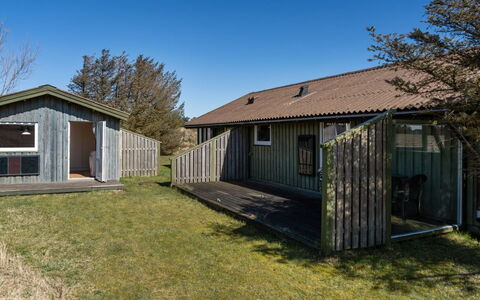 Tianna - 500M from the Sea: Dach, Zuhause, Tür, Hütte, Schatten, Abstellgleis, Garten, Estate, Hinterhof