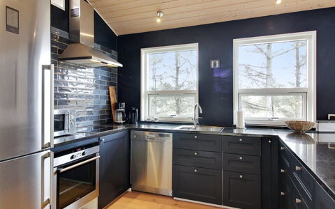 Heraldina - 1Km from the Sea: Küche, Countertop, Flooring, Interior Design, Holz, Küchengerät, Cabinetry, Decke, Fussboden, Möbel