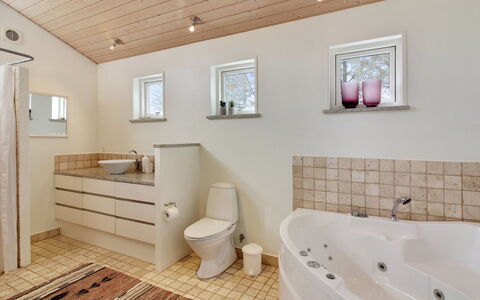 Heraldina - 1Km from the Sea: Flooring, Interior Design, Fussboden, Armatur, Wand, Badezimmer, Decke, Holz, Installation, Zimmer