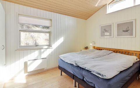 Heraldina - 1Km from the Sea: Holz, Schlafzimmer, Interior Design, Decke, Bett, Fussboden, Flooring, Bettdecke, Bedding, Zimmer
