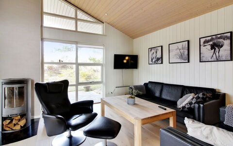 Heraldina - 1Km from the Sea: Interior Design, Flooring, Holz, Decke, Wohnzimmer, Couch, Fussboden, Möbel, Zimmer, Beleuchtung