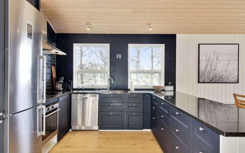 Heraldina - 1Km from the Sea: Küche, Holz, Flooring, Countertop, Holzboden, Cabinetry, Möbel, Interior Design, Küchengerät, Fussboden