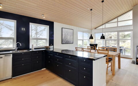Heraldina - 1Km from the Sea: Holz, Flooring, Decke, Holzboden, Interior Design, Countertop, Cabinetry, Fussboden, Möbel, Küche