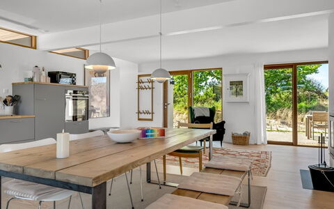 Mumme - 700M from the Sea: Möbel, Interior Design, Flooring, Stuhl, Fussboden, Esszimmer, Tabelle, Wand, Küche & Esszimmer Tisch, Light Fixture